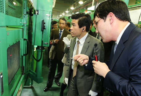 한국GM 최고경영진이 지난 1일 관련 임직원과 함께 경기 및 인천 지역에 위치한 1차와 2차 협력업체인 동보와 RK정밀을 방문해 고충 및 건의사항을 듣고 함께 논의하는 자리를 가졌다. 사진은 제임스 김 한국GM 사장(왼쪽)이 김지만 동보 사장과 함께 생산 라인을 둘러보는 모습. <한국GM 제공>